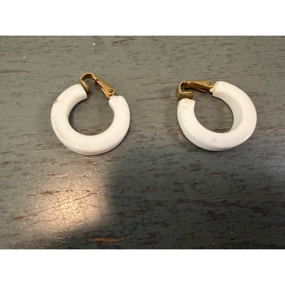 Vintage White C Hoop Earrings Gold Tone Chunky Retro Resin 1 Inch